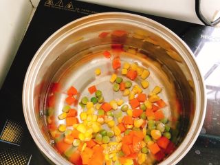 红鲟八宝饭（红鲟蒸糯米饭）,取50克什锦豆，放到烧开水的锅中烫2分钟后捞起。