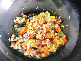 红鲟八宝饭（红鲟蒸糯米饭）,倒入香菇干贝和什锦豆翻炒1分钟。