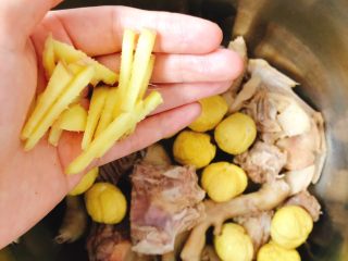 板栗柠檬烧鸭-宴请、过节过年菜类,姜切丝后放入高压锅。