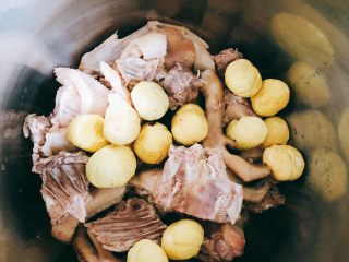 板栗柠檬烧鸭-宴请、过节过年菜类,板栗肉倒进高压锅。