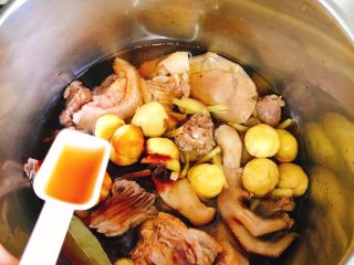 板栗柠檬烧鸭-宴请、过节过年菜类,加入2勺料酒，并倒入差1厘米覆盖食材的纯净水。