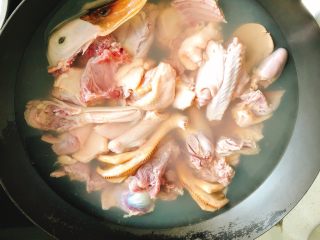 板栗柠檬烧鸭-宴请、过节过年菜类,锅里水烧开，倒入鸭肉捞血水。水再次烧开后1分钟关火捞起鸭肉。