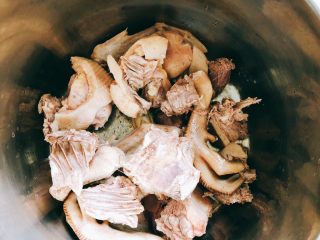 板栗柠檬烧鸭-宴请、过节过年菜类,捞好的鸭肉用水冲洗一遍，倒入高压锅。