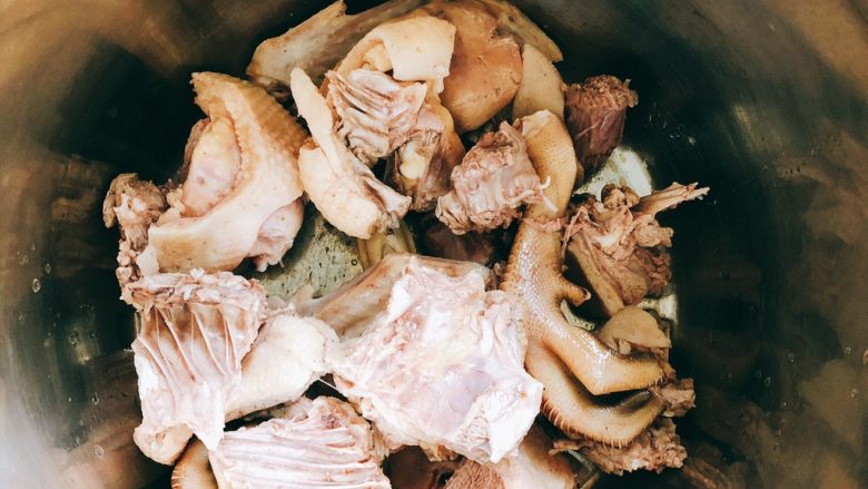 板栗柠檬烧鸭-宴请、过节过年菜类,捞好的鸭肉用水冲洗一遍，倒入高压锅。