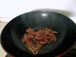 萝卜干炒肉,热锅放油、放姜、洋葱爆香，放肉爆炒、炒至肉断生。