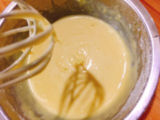 7寸中空戚风蛋糕（新手零失败）,继续用手动打蛋器搅拌均匀，成细腻的蛋黄糊，放一边备用