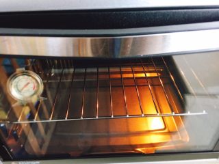 7寸中空戚风蛋糕（新手零失败）,先预热烤箱，150度5分钟