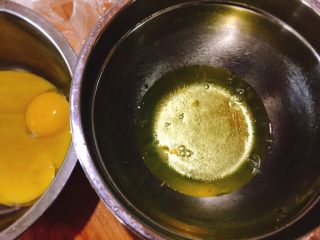 7寸中空戚风蛋糕（新手零失败）,将蛋黄蛋清分离，蛋清放入无水无油的容器中，放入冰箱冷冻备用
