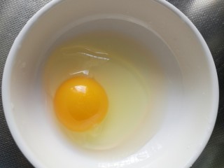 8m+肉末炖蛋,土鸡蛋一个
打散备用