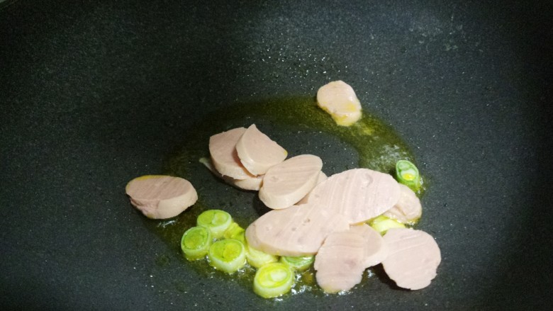 火腿肠炒土豆片,然后放火腿肠炒。