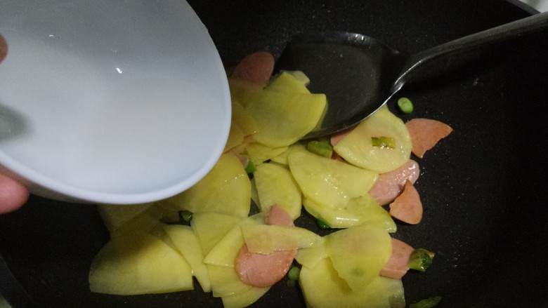 火腿肠炒土豆片,然后加一碗水。