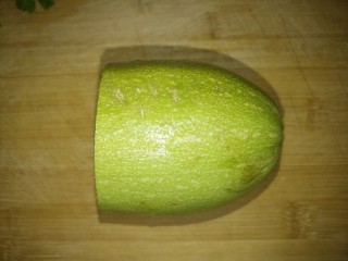 尖椒炒角瓜,准备半个角瓜洗干净。