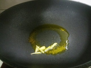 尖椒炒角瓜,锅里热油，把姜丝爆香。