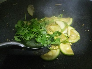 尖椒炒角瓜,再加香菜。