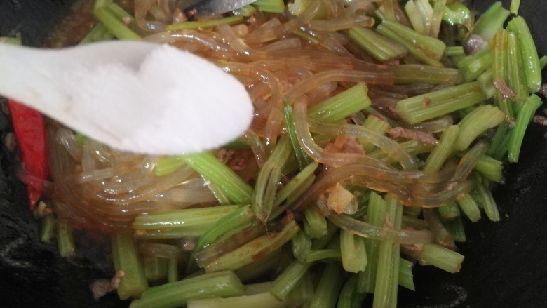 家常菜#牛肉炒芹菜粉条#,放入1.5小勺盐。