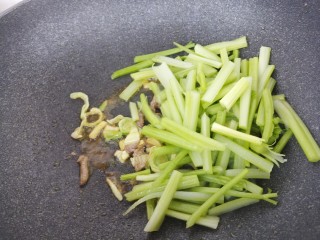 芹菜肉丝炒粉条,加入芹菜炒。