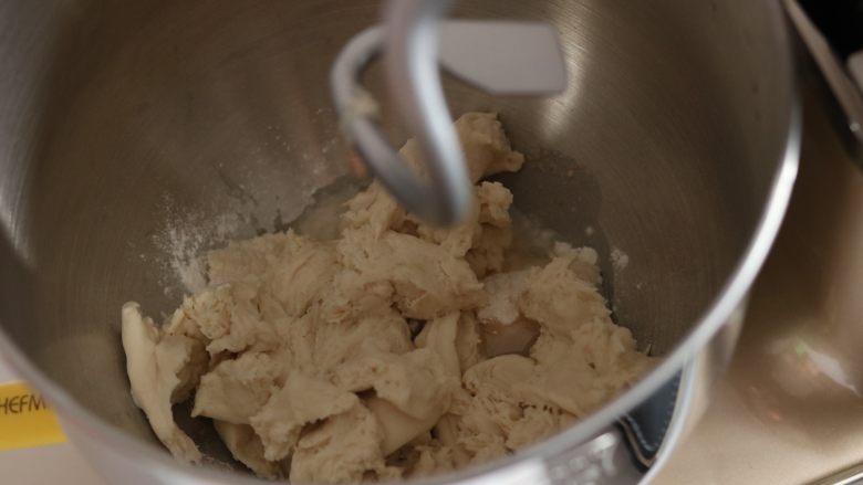 轻食双麦恋排包,牛奶和即食麦片混合浸泡约10分钟，将种面撕碎与主面团中所有食材混合搅拌。