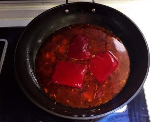 红油猪血豆腐,放入猪血块，大火烧开后小火慢烧20分钟