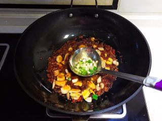红油猪血豆腐,加入葱花和蒜片，煸炒出香味