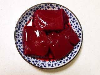 红油猪血豆腐,猪血三块