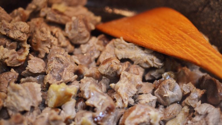 红烧牛肉面,把牛肉盛出冲洗干净，放入锅里煸炒至微焦黄。
