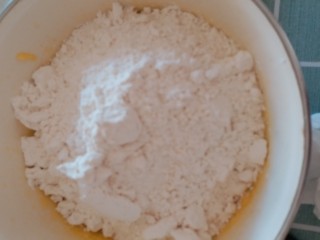 抹茶饼干,筛入抹茶粉和低粉，抹茶在下面被盖上了，所以你看不到了哈哈