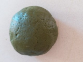 抹茶饼干,倒在面板上揉成光滑的面团，你得到一个绿绿的面团，嗯