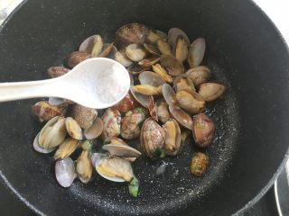 海鲜面,加入一小勺盐，翻炒均匀
