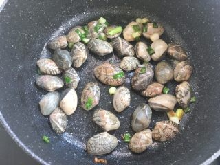 海鲜面,加入花蛤，翻炒
