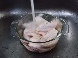 烤鸡翅（日式烧烤味）,鸡翅清洗干净后沥干水分。