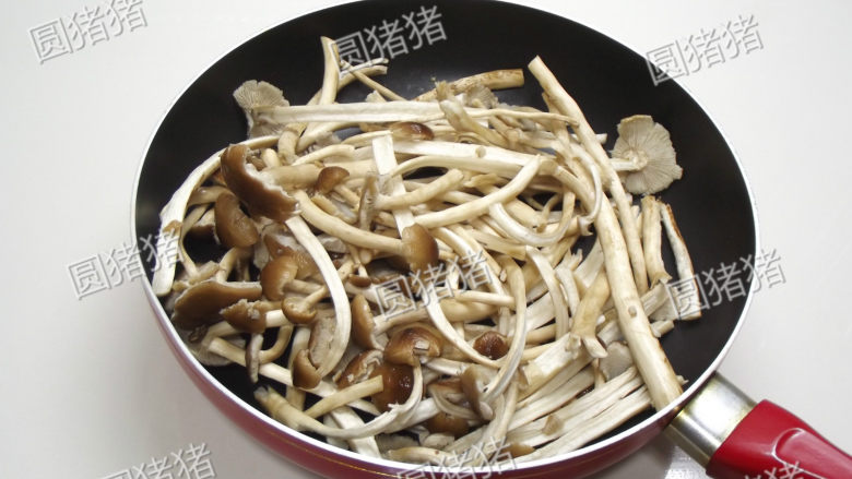 干锅茶树菇,锅子烧热，干锅放入沥干水份的茶树菇干煸出水份。
