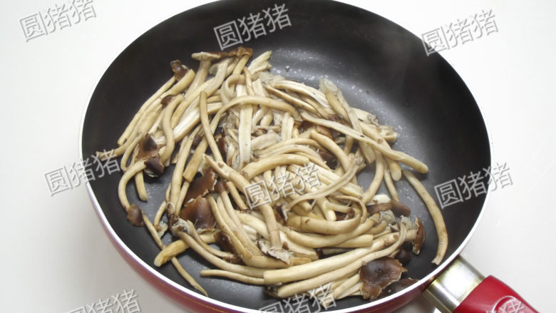 干锅茶树菇,一直到茶树菇变软身，水份炒出来。