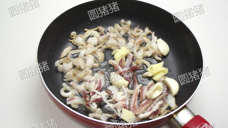 干锅茶树菇,加入腊肉条，大蒜，生姜片煸炒。