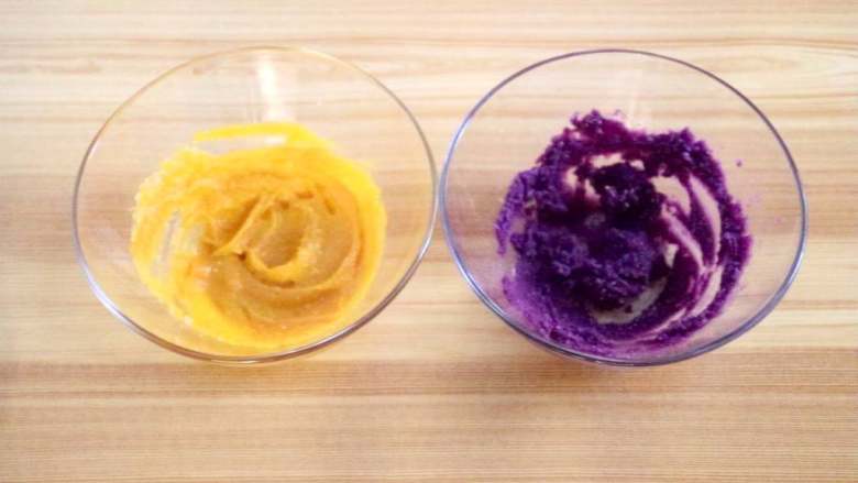 双色发糕,另一半酵母倒入紫薯泥中，搅拌均匀，静置5min