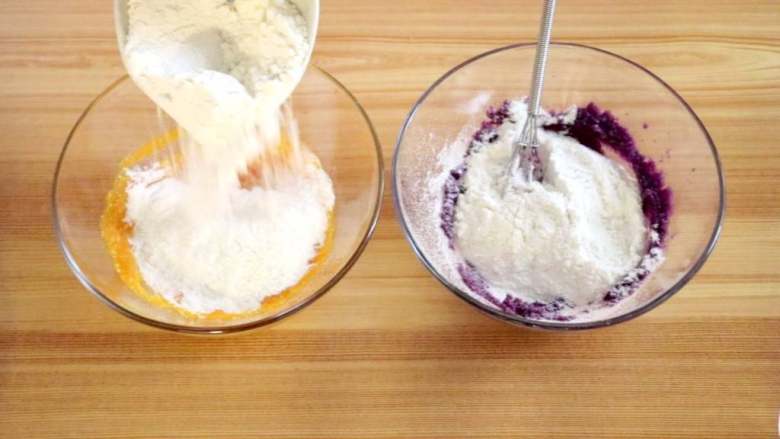 双色发糕,分别倒入40g面粉
tips：因为南瓜泥和紫薯泥的含水量不同，所以根据搅拌后的状态，来控制加水的量