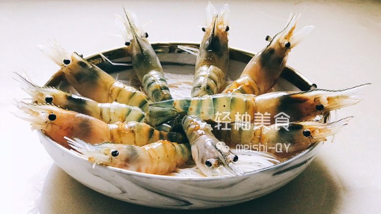 蒜蓉粉丝开背虾,找一个碟子，把做好的粉丝铺在盘底，把腌制好的虾铺在粉丝上面
