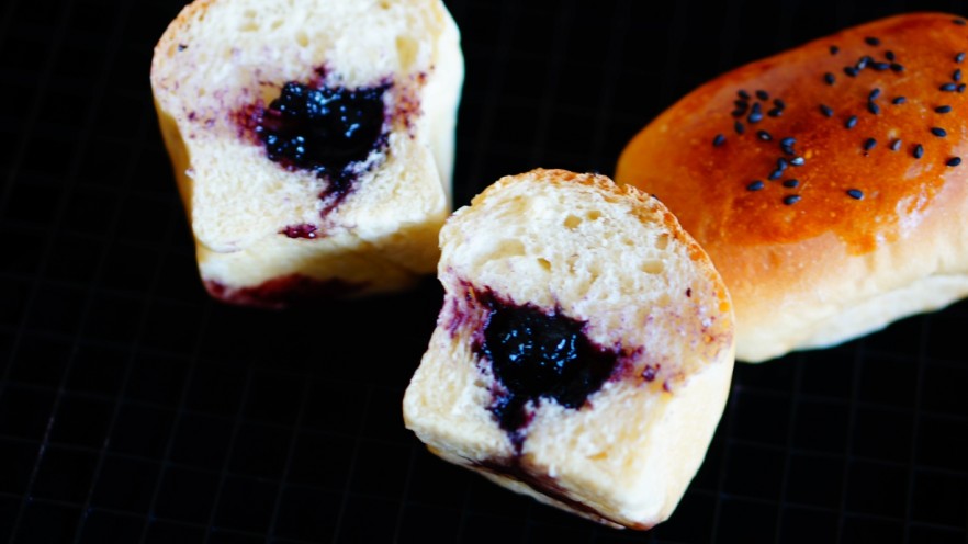 蓝莓果酱面包