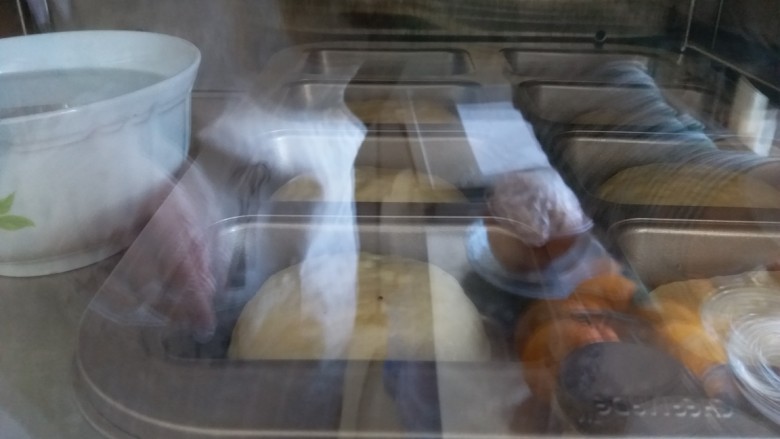蓝莓果酱面包,进行二发。烤箱内放碗热水