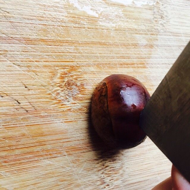 红枣板栗番薯糖水,用刀尾在板栗背上横向划一刀，不要太深