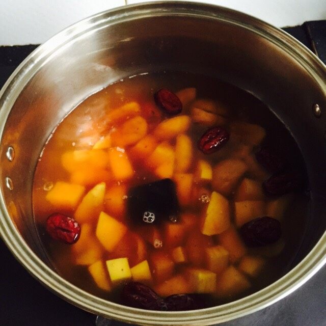 红枣板栗番薯糖水,搅拌一下盖上锅盖煮五分钟