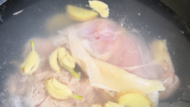 效仿白斩鸡,首先鸡胸肉鸡腿，用叉子插一插，好入味
泡在水里多泡一会。
冷水下锅，放肉放入姜蒜少许盐，不放油