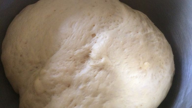 金灿灿的黄金南瓜面包,盖保鲜膜室温发酵至两倍大；