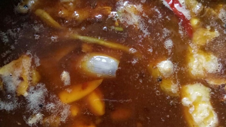 河鲜锅,掺入高汤熬制。