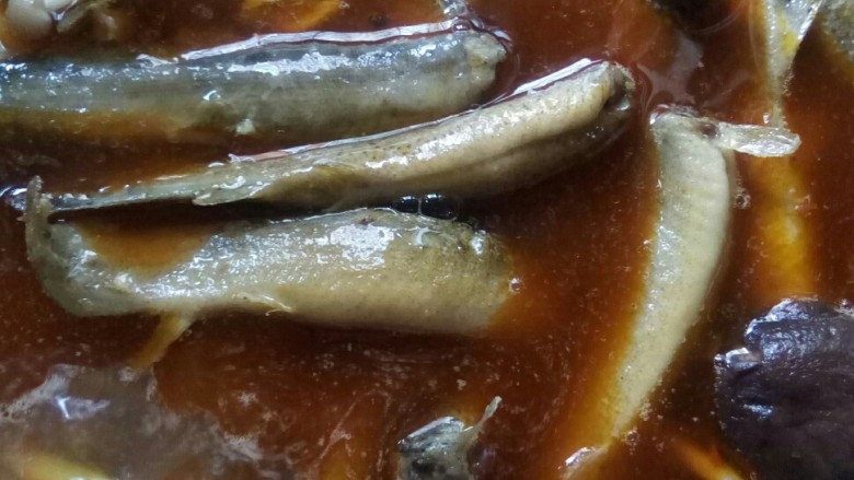 河鲜锅,放鱼鳅进锅中煮。