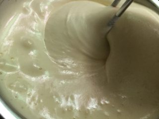 奶油海绵蛋糕,最后转低速稳定蛋液。