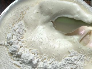 奶油海绵蛋糕,用翻拌手法。