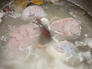 酸爽开胃《酸菜肉丝面》,牛肉炖至筷子可以扎进加就可以起锅，肉汤可以当做高汤用。