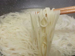 酸爽开胃《酸菜肉丝面》,期间可以加1-2次的冷水、煮至面条浮起就可以盛碗。