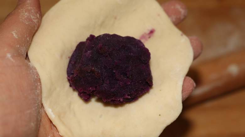 奶香紫薯饼,面皮包入紫薯馅，包成包子状。