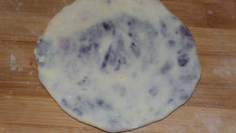 奶香紫薯饼,轻轻的擀薄成饼。